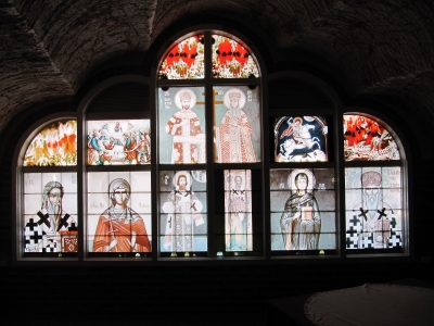 Glasfront der Serbisch-Orthodoxen Kirche in Coober Pedy