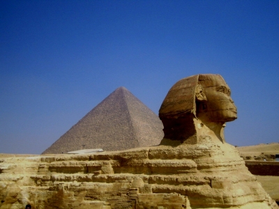 Der Sphinx von Gizeh, im Hintergrund die Cheops-Pyramide