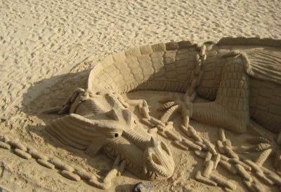 Drache in Ketten aus Sand gebaut