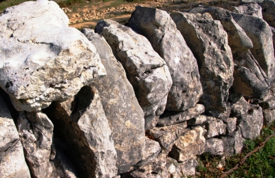 Mauer aus Natursteinen