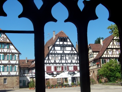 Blick aus dem Kloster Maulbronn auf den Klosterplatz