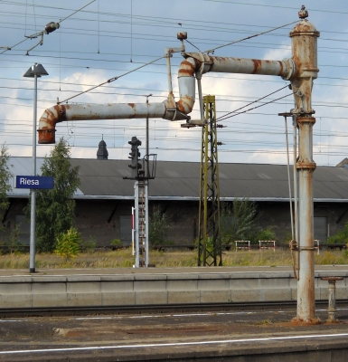 Historischer Gelenkwasserkran im Bahnhof Riesa (1)