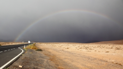 Regenbogen über der Wüste
