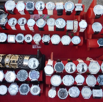 Viele Uhren auf einem Verkaufsstand in Danzig