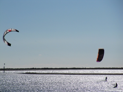 zwei Kitesurfer