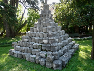 Urnen-Pyramide