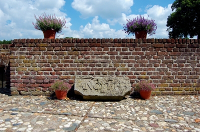 Wasserschloss Wissen am Niederrhein, Schlossmauer mit Jahresstein