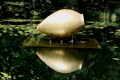 Die goldene Amphore im Wassergraben zu Schloss Moyland