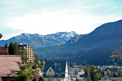 Blick über Davos auf die Rätischen Alpen