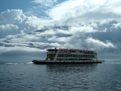Schiff mit Wolkenhintergrund