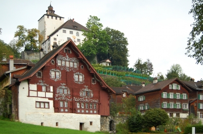 Altes Bauernhaus vor Schloß Werdenberg