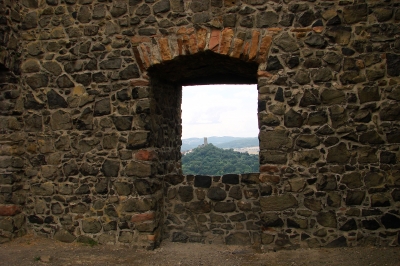Burg Gleiberg in Hessen mit Blick auf Burgruine Vetzberg