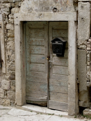 Alte Tür mit neuem Schloß
