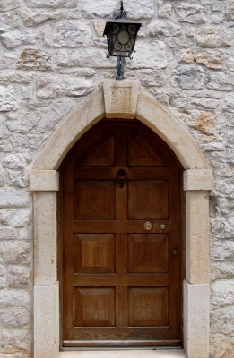 Historisches Portal in Hum (Istrien)