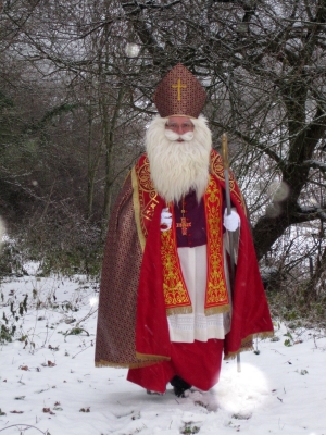 Der Nikolaus im verschneiten Winterwald