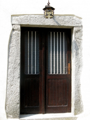 Alte Tür in neuer Fassade