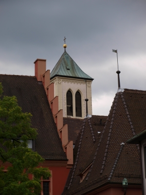 Kirchturm mit Altstadtdächer