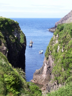 Bucht in den Klippen Irlands