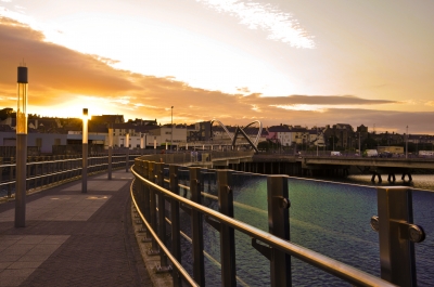 Sonnenuntergang am Fährhafen von Holyhead auf Anglesey, Wales