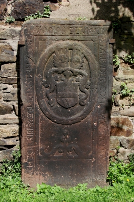 Grabstein von 1658 in Kirchenmauer