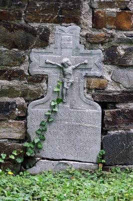 alter Grabstein in Kirchenmauer