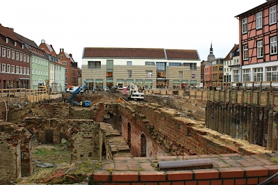 Rathausplatz mit alten Fundamenten
