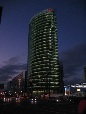 Berlin Hochhaus am Abend