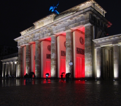 Brandenburger Tor in roter Lichtstimmung