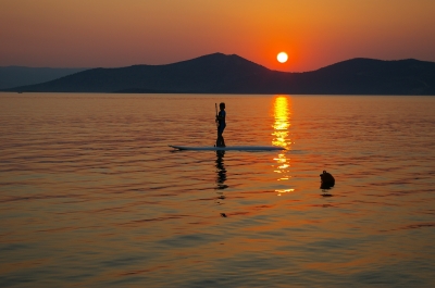 Sonnenuntergang auf Evia /Gr mit einen kleinen Surfer