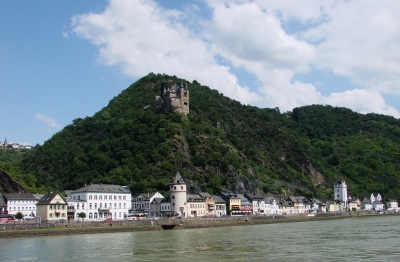 Blick auf Sankt Goarshausen mit Burg Katz