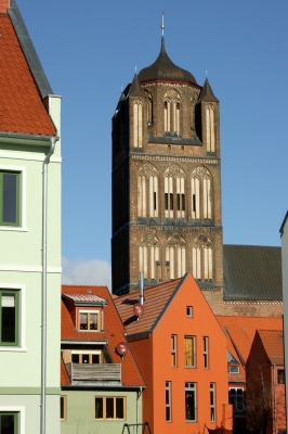 Häuserlücke mit Jacobikirche