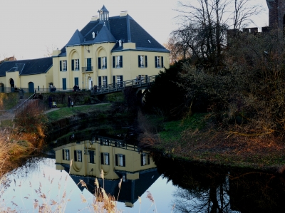 Schloss Linn im Wasserspiegel