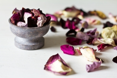 Aromatherapie mit Rosenblättern