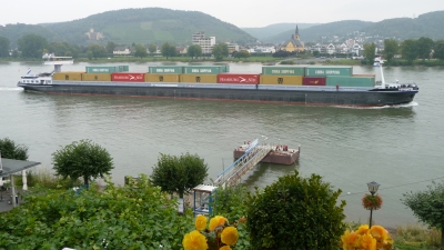 Frachter Auf dem Rhein