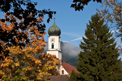 Die Oberammergauer Kirche in herbstlichem Glanz