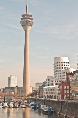 Düsseldorfer Hafen mit Fernsehturm und Gehry-Bauten