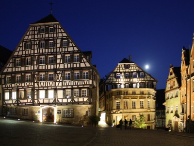 Marktplatz von Hall bei Nacht