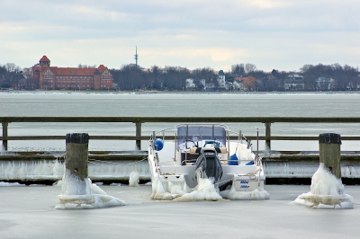 Motorboot im Eis gefangen