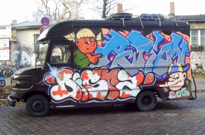 Transporter eines Paketdienstes mit Graffiti