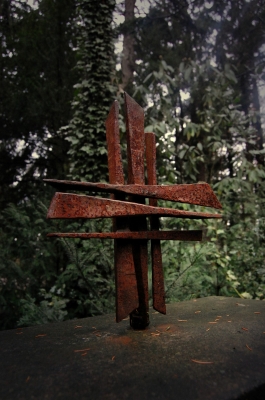 Rostiges Kreuz auf einer Grabstätte
