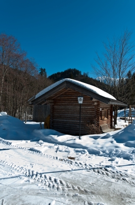 Holzhütte im Schnee