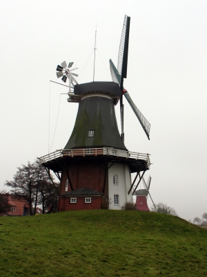 Greetsiel Zwillingswindmühlen seitlich