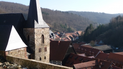 Kirche  und Blick ins Tal