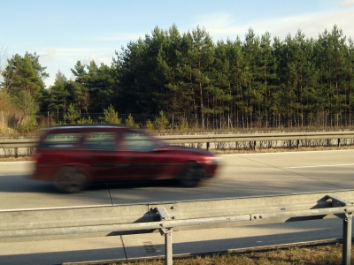 rotes Auto auf der Autobahn...