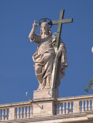 Christusstatue auf dem Petersdom