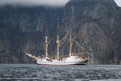 Ein Schiff ein Fjord