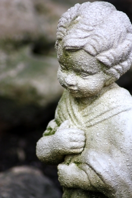 Kleine Skulptur am Gartenteich