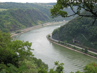 Rhein am Loreley-Felsen