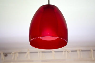 rote Küchenlampe bei Tag