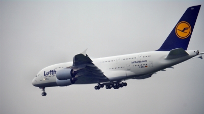 Der A380-800 schwebt auf Rhain -Main ein